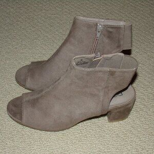 BOUTIQUE BY CORKYS FAUX SEUDE BLOCK HEEL BOOTIES SANDALS SZ 9